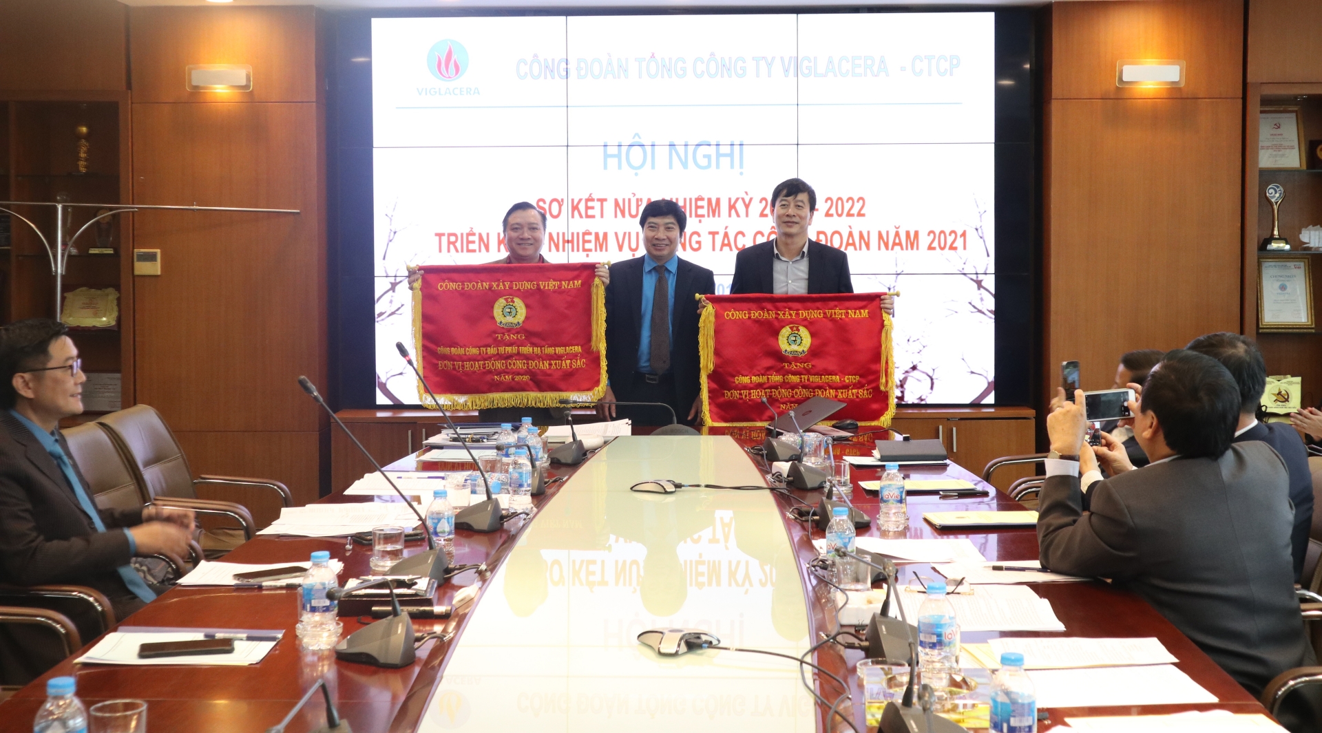 Công đoàn Tổng Công ty Viglacera – CTCP tổ chức Hội nghị Sơ kết nửa nhiệm kỳ 2017 – 2022 và triển khai nhiệm vụ năm 2021